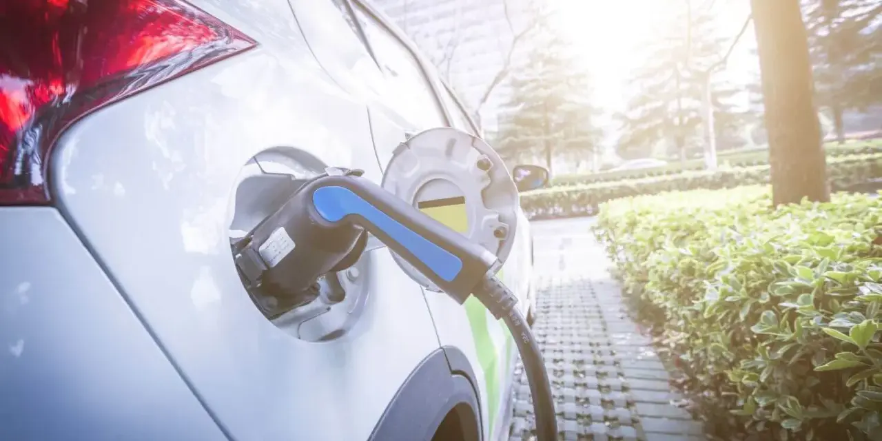 Ile prądu pobiera samochód elektryczny? Zaskakujące fakty i porady