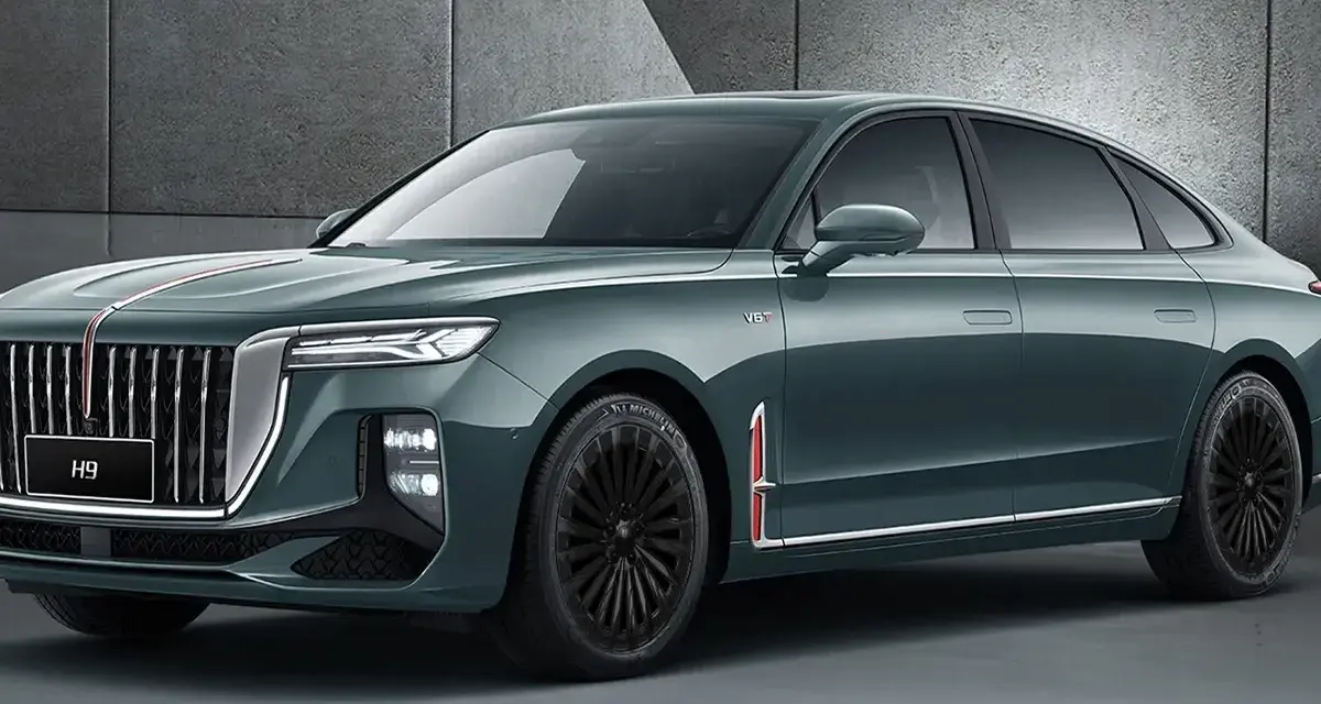 Elegancki, ciemnozielony Hongqi H9 z chromowanymi detalami i czarnymi felgami. Sprawdź, jaka jest hongqi h9 cena.