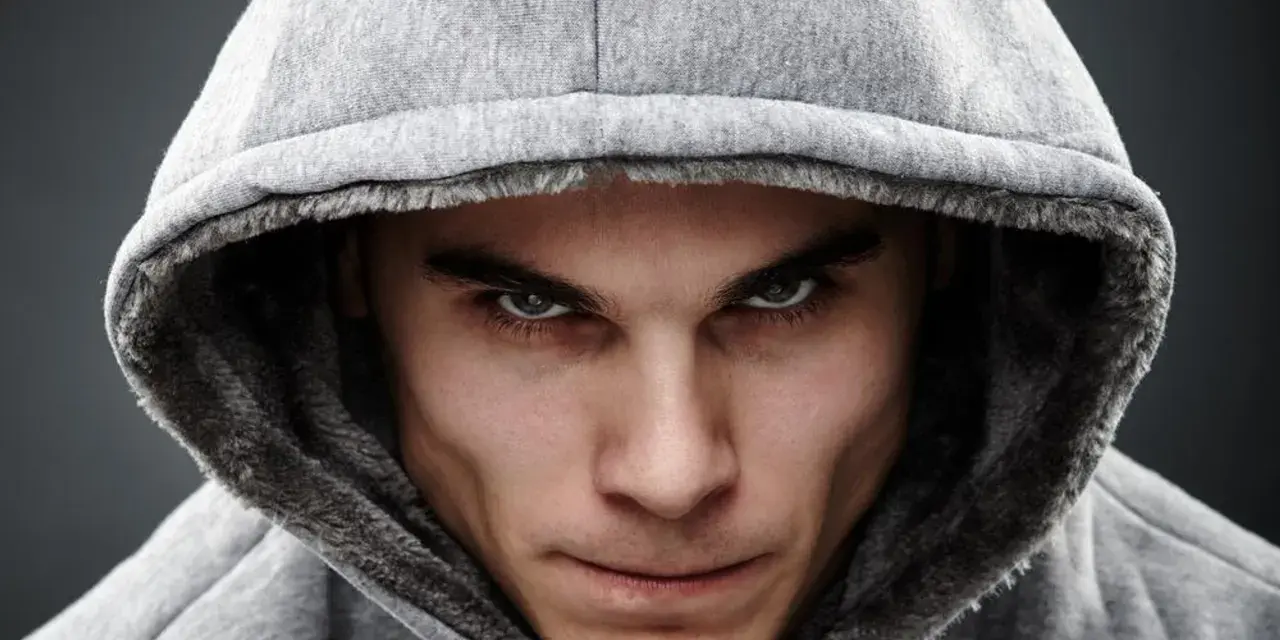Ostre spojrzenie, mroczna aura. W jego oczach czai się psychopatia, ukryta pod kapturem.