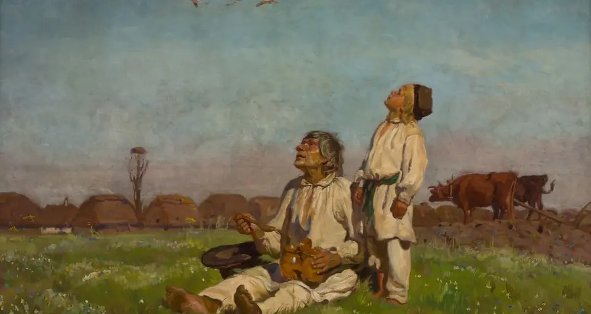Dwóch mężczyzn w polu, jeden siedzi, drugi stoi, patrzą w niebo na ptaki. W tle wieś i krowy. Obraz w stylu naturalizm.
