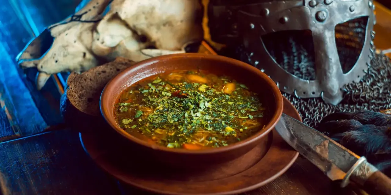 Miska zupy, chleb i hełm wikinga. Taka była viking dieta wojownika.