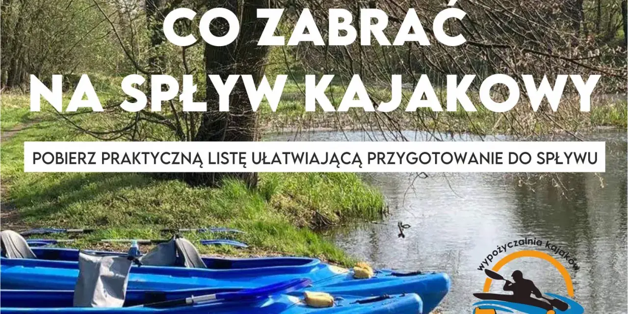Co zabrać na spływ kajakowy? Dwa niebieskie kajaki czekają nad wodą. Pobierz praktyczną listę ułatwiającą przygotowanie do wyprawy.