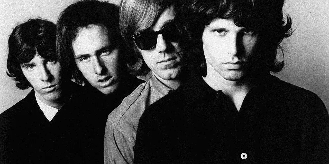 Czterech członków zespołu The Doors pozuje do zdjęcia.