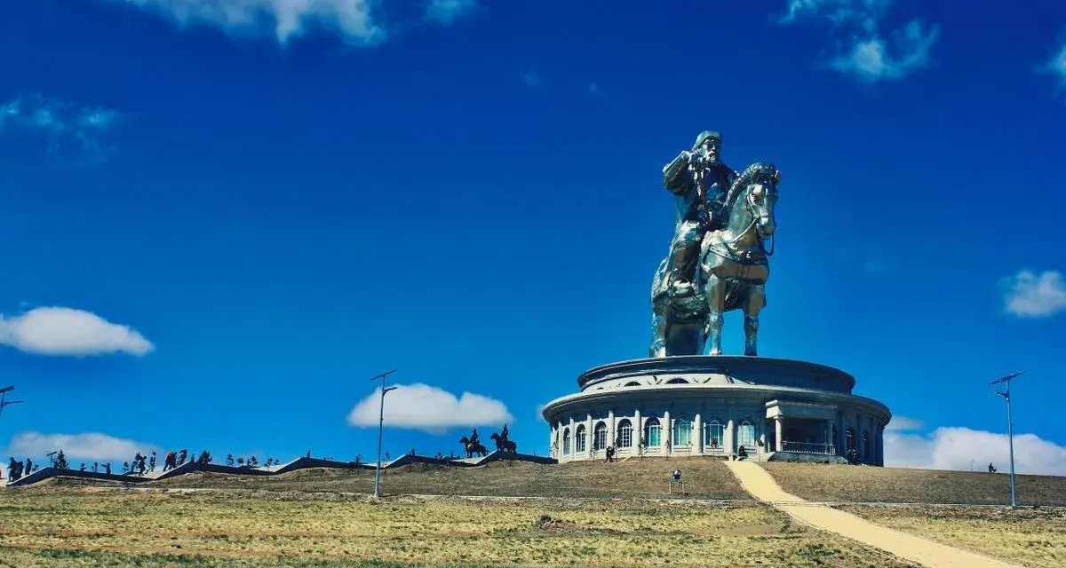Statue équestre de Gengis Khan, symbole de la fortune et de la puissance de l'empire mongol, sous un ciel bleu éclatant.