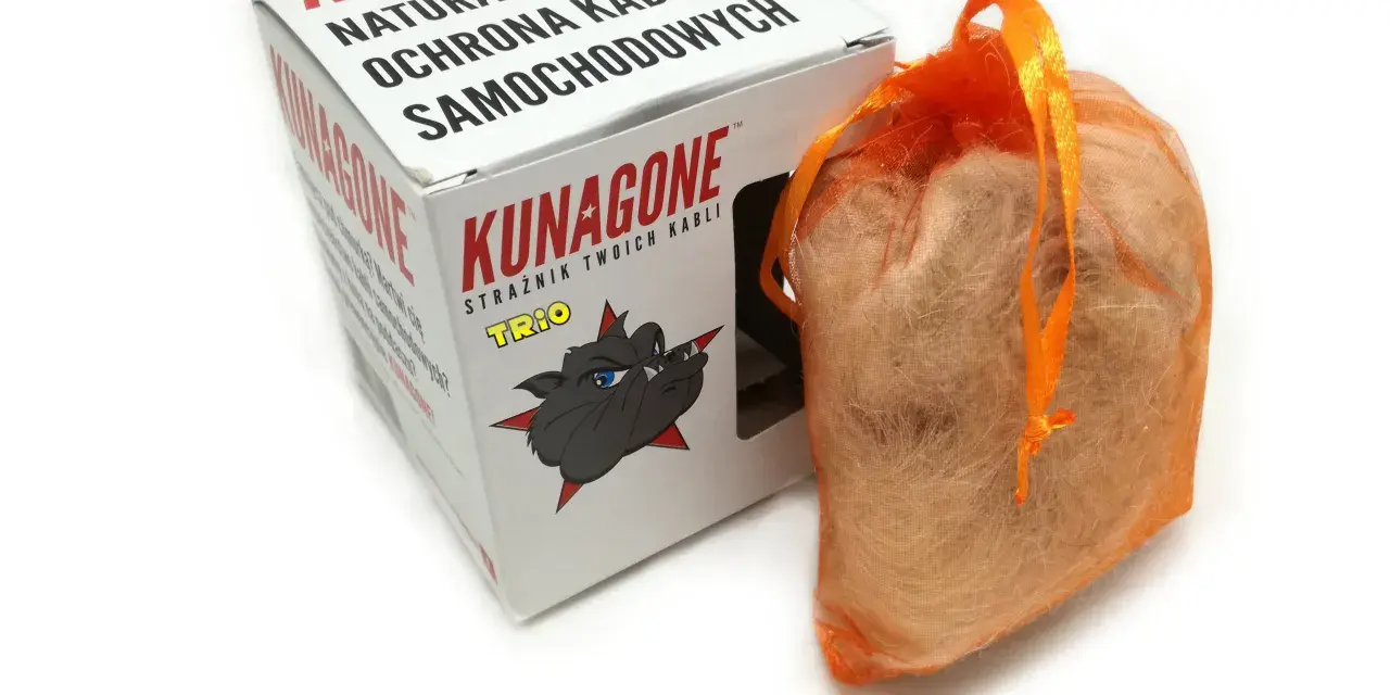 Opakowanie KUNAGONE, naturalna ochrona kabli samochodowych, z woreczkiem wypełnionym włóknami.