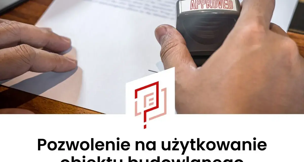 Ręka stempluje dokument pieczątką "APPROVED". Oznacza to częściowe pozwolenie na użytkowanie obiektu budowlanego.
