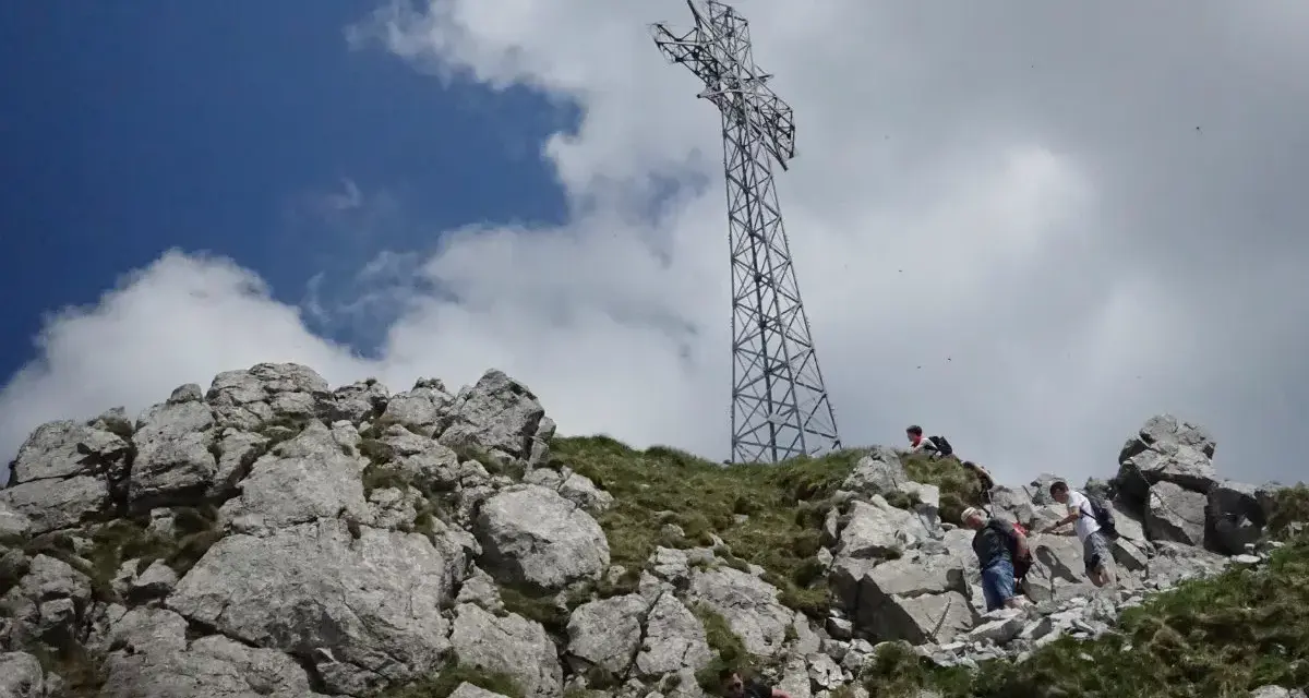 Co oznacza krzyż na Giewoncie? Historia, symbolika i kontrowersje