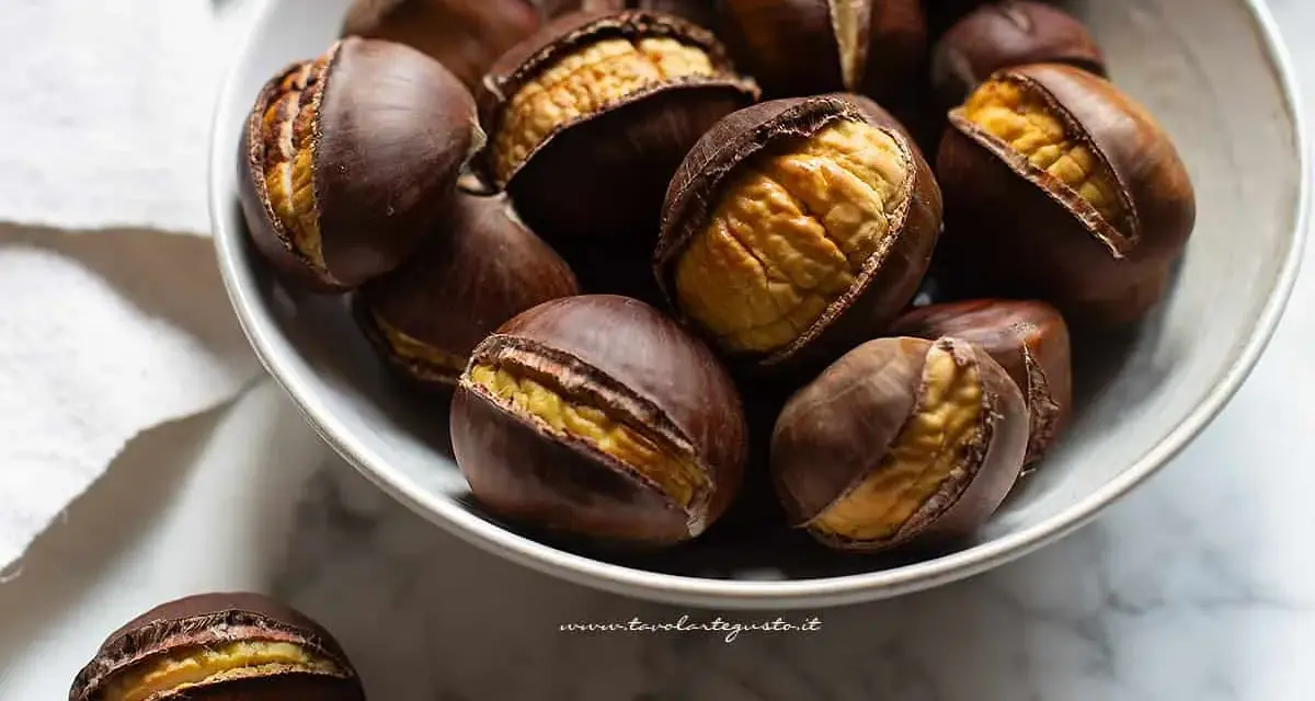 Castagne cotte in friggitrice ad aria, pronte per essere gustate. Il loro interno dorato e morbido è un invito alla golosità.