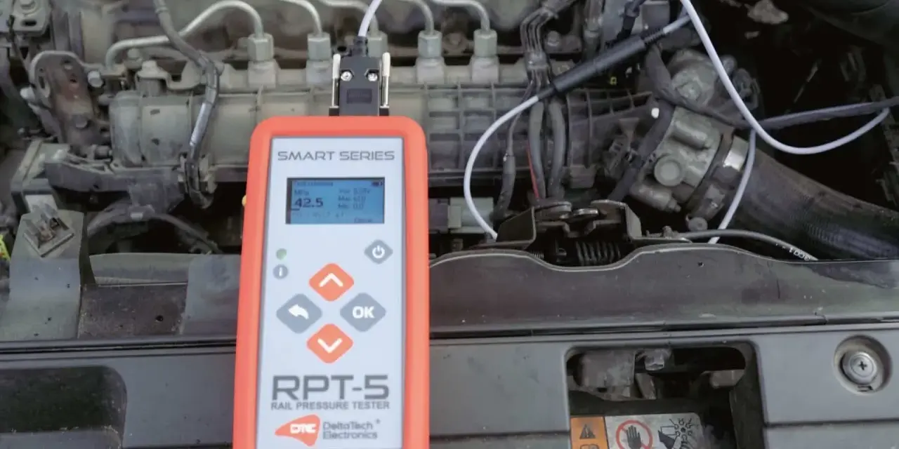 Tester ciśnienia common rail podłączony do silnika. Urządzenie RPT-5 pokazuje odczyt 42.5 MPa.