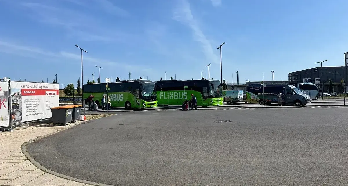 Zielona flota Flixbus na parkingu. Może ktoś właśnie planuje flixbus zwrot biletu, widząc te autokary.