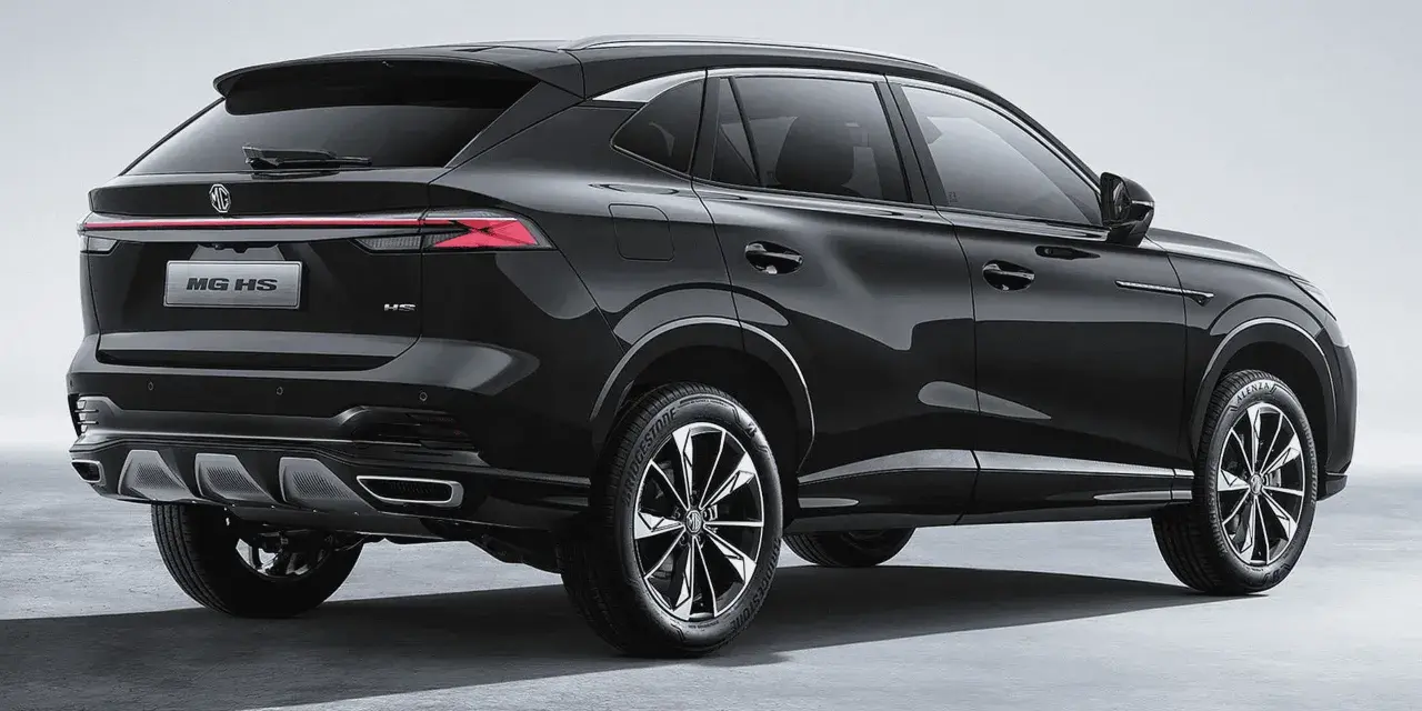 Czarne MG HS PHEV, czyli plug-in hybrid, to nowoczesny SUV. Zastanawiasz się phev co to? To samochód łączący silnik spalinowy z elektrycznym.