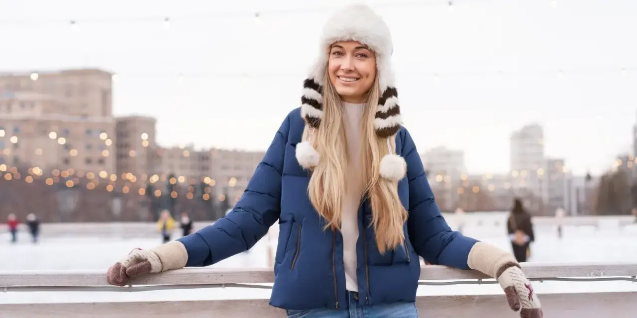 Jaka czapka do granatowej kurtki? Kolory, fasony, stylizacje