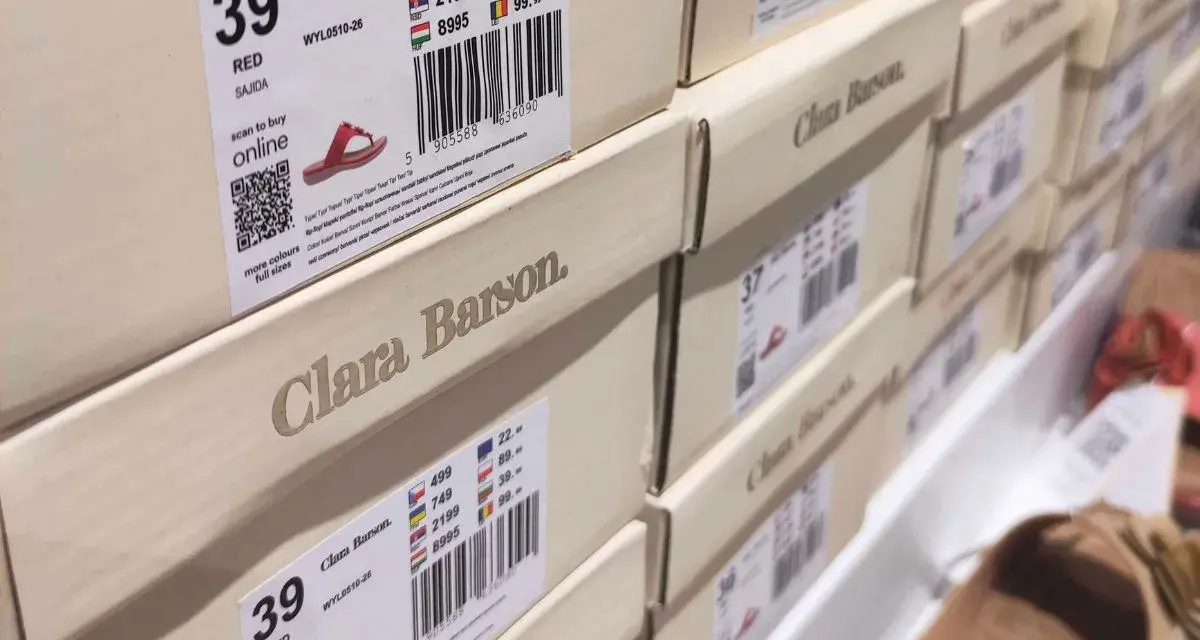 Pudełka z obuwiem Clara Barson. To marka oferująca stylowe i wygodne buty, dostępne online.
