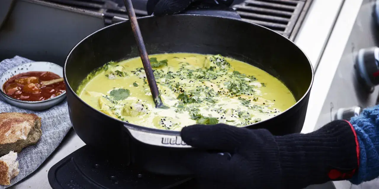 Kociołek z aromatycznym curry, gotowy do podania. To idealny kociołek przepis na letnie wieczory.
