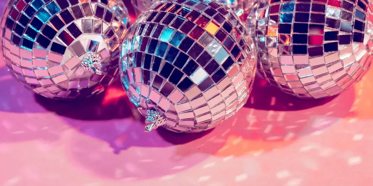 Impreza lat 70: Dekoracje Disco, Flower Power i DIY. Zrób to!