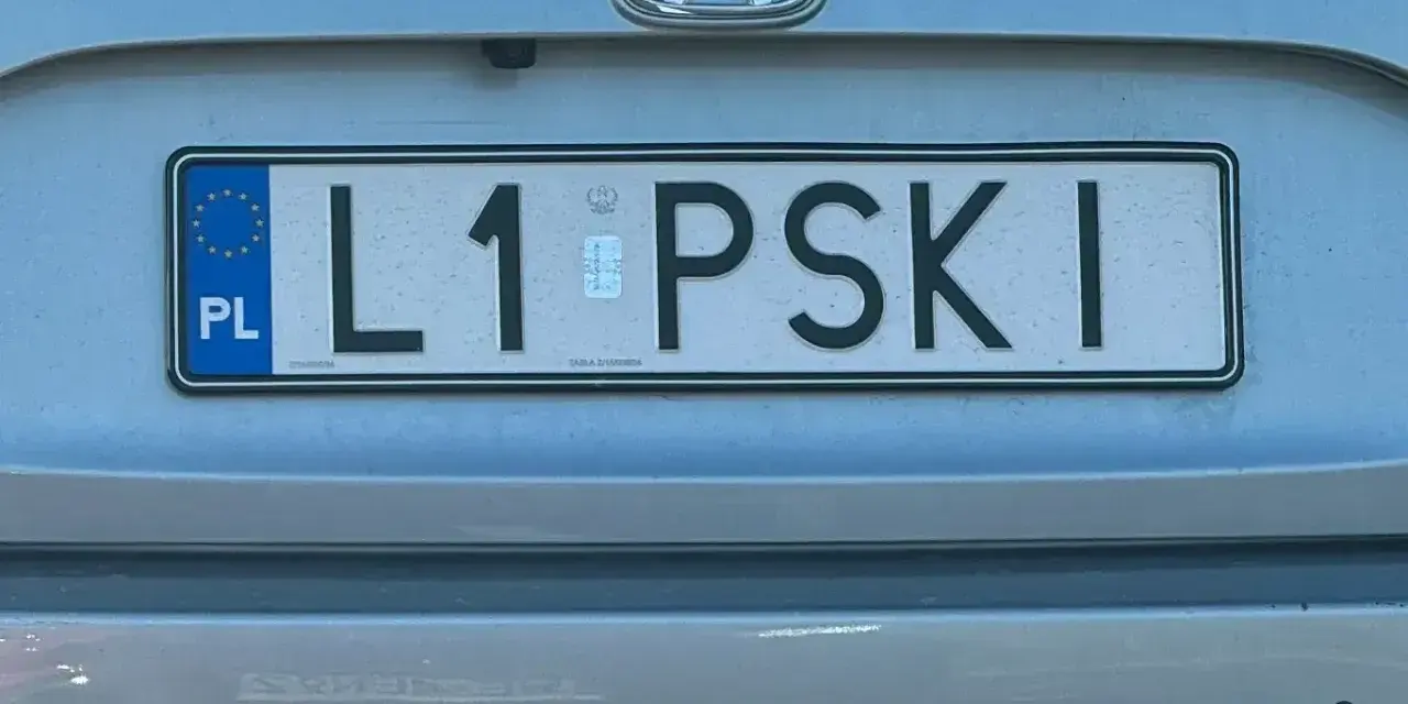 Rejestracja lu L1 PSKI na tylnej klapie Hondy.