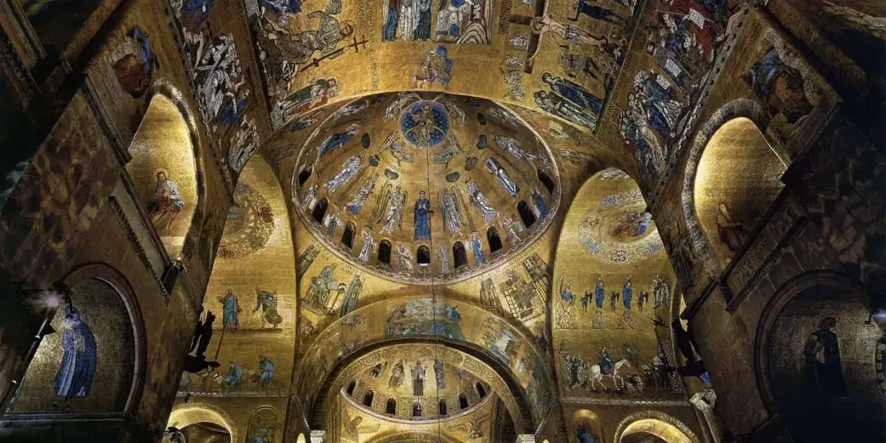 Interno dorato della Basilica di San Marco, con mosaici bizantini che adornano le volte e le cupole di San Marco, raffiguranti scene sacre e figure angeliche.