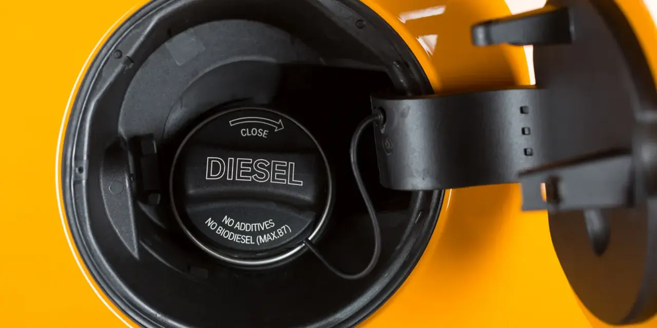 Otwarta klapka wlewu paliwa z napisem DIESEL. To pewność, że tankujesz właściwe paliwo.