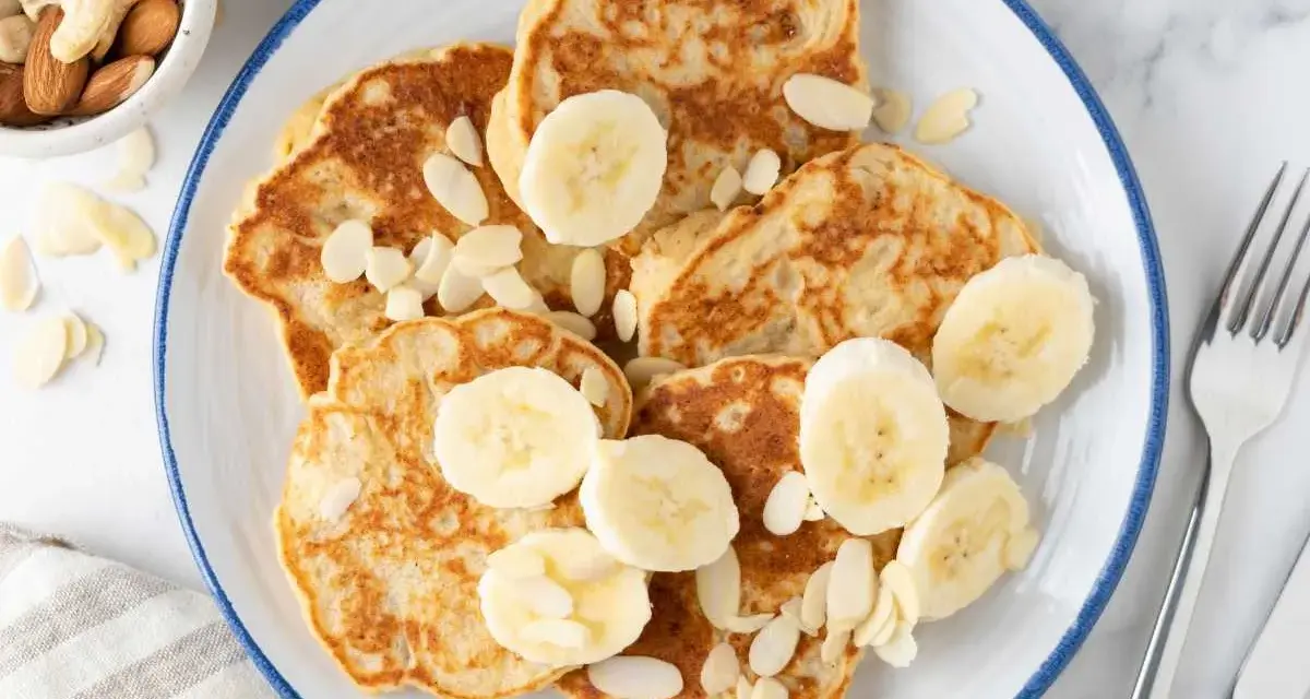 Deliciosas tortitas de plátano, cubiertas con rodajas de plátano y almendras laminadas. Un desayuno perfecto.