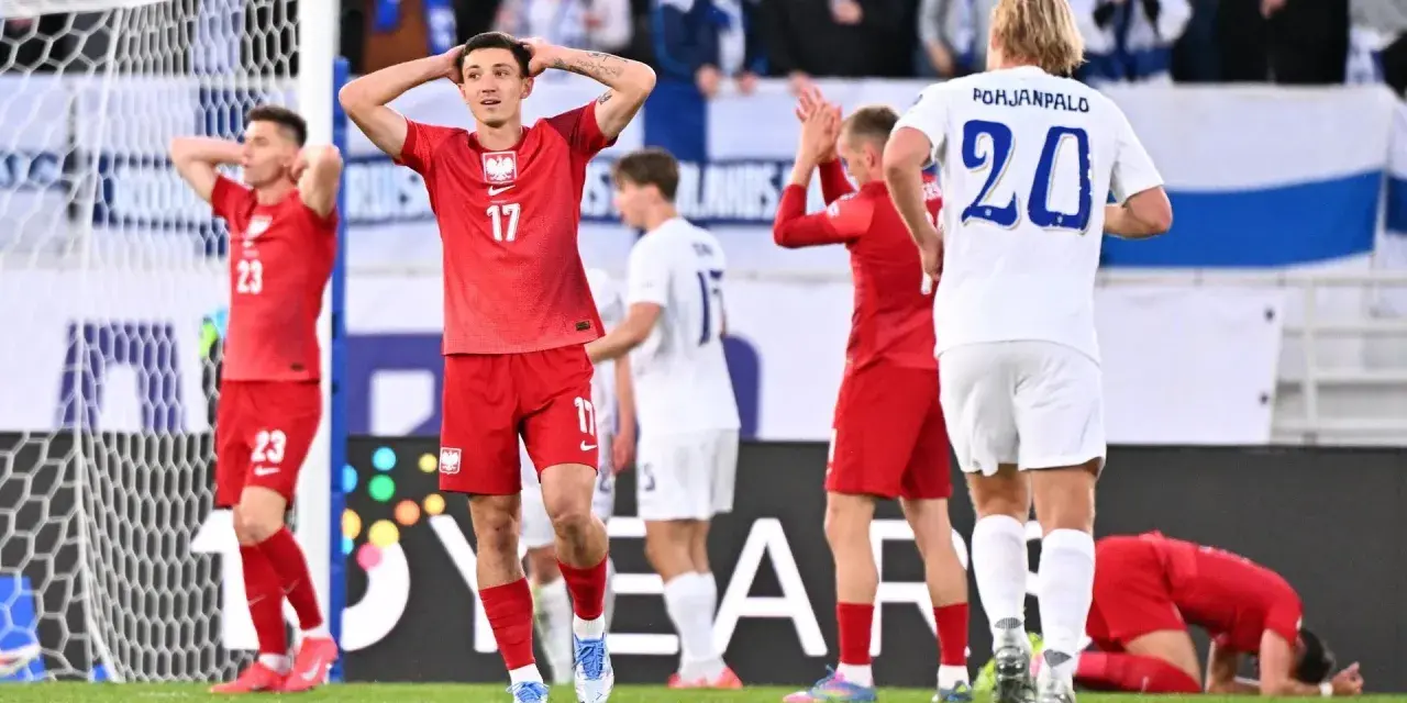 Piłkarze w czerwonych strojach, w tym jeden z numerem 17, wyrażają frustrację. Polska przegrywa mecz.