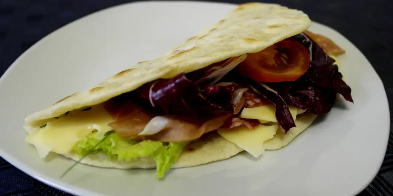 Pyszna piadina z szynką, serem, pomidorem i cykorią. Idealny przepis na szybki lunch!