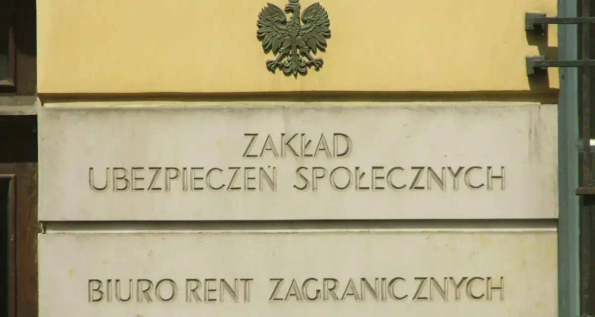 Tablica z napisem "Zakład Ubezpieczeń Społecznych" i godłem Polski.