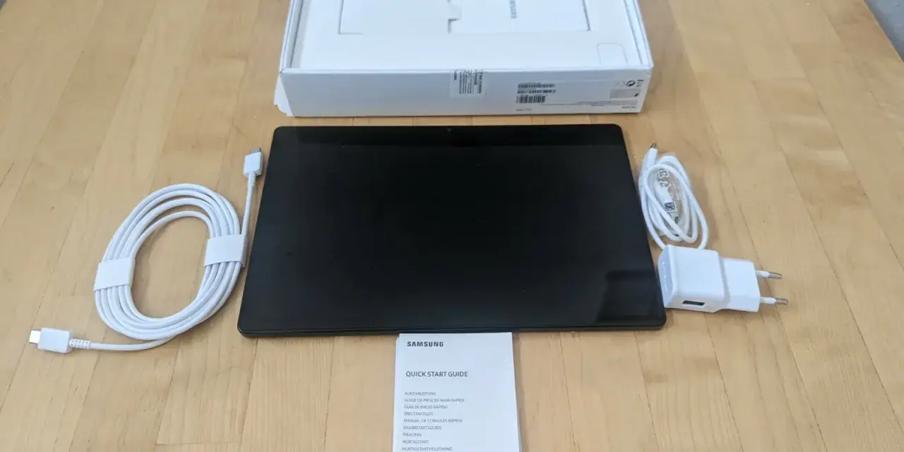 Neues Samsung Tablet mit Ladekabel, Netzteil und Anleitung zum tablet einrichten.