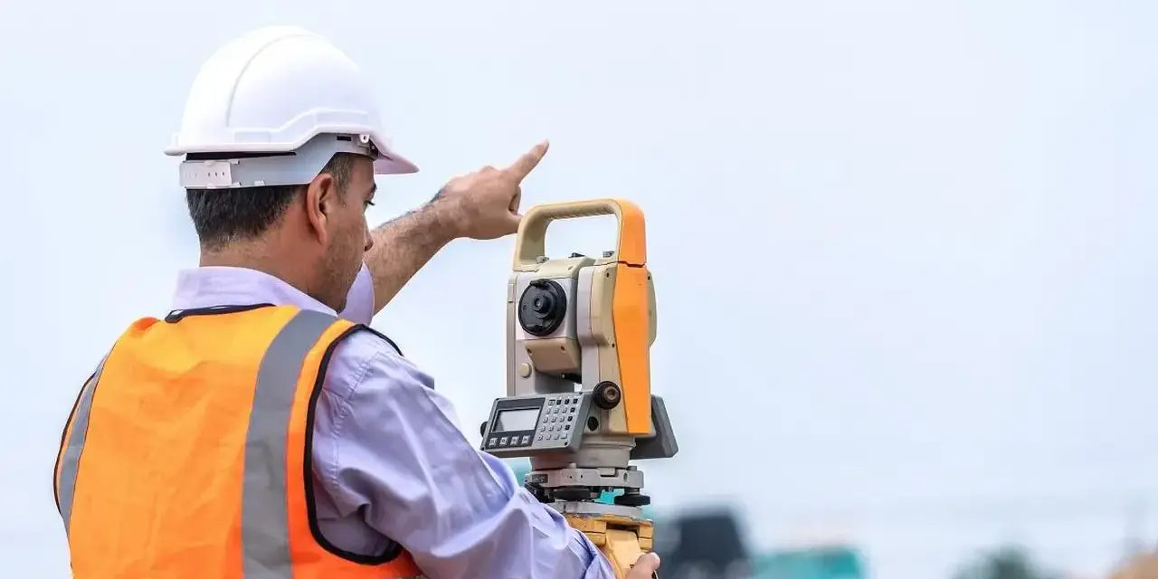 Technik geodeta: Praca, zarobki, wymagania. Czy to zawód dla Ciebie?