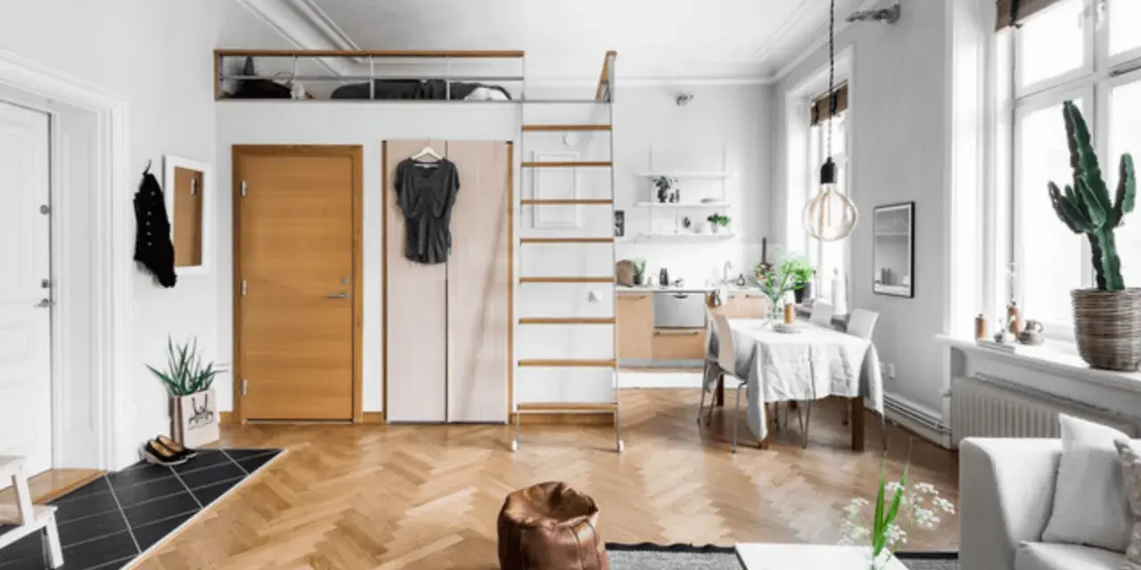 Smart compact living med loftssäng, kök och matplats. Enkla linjer och ljusa färger skapar rymd.