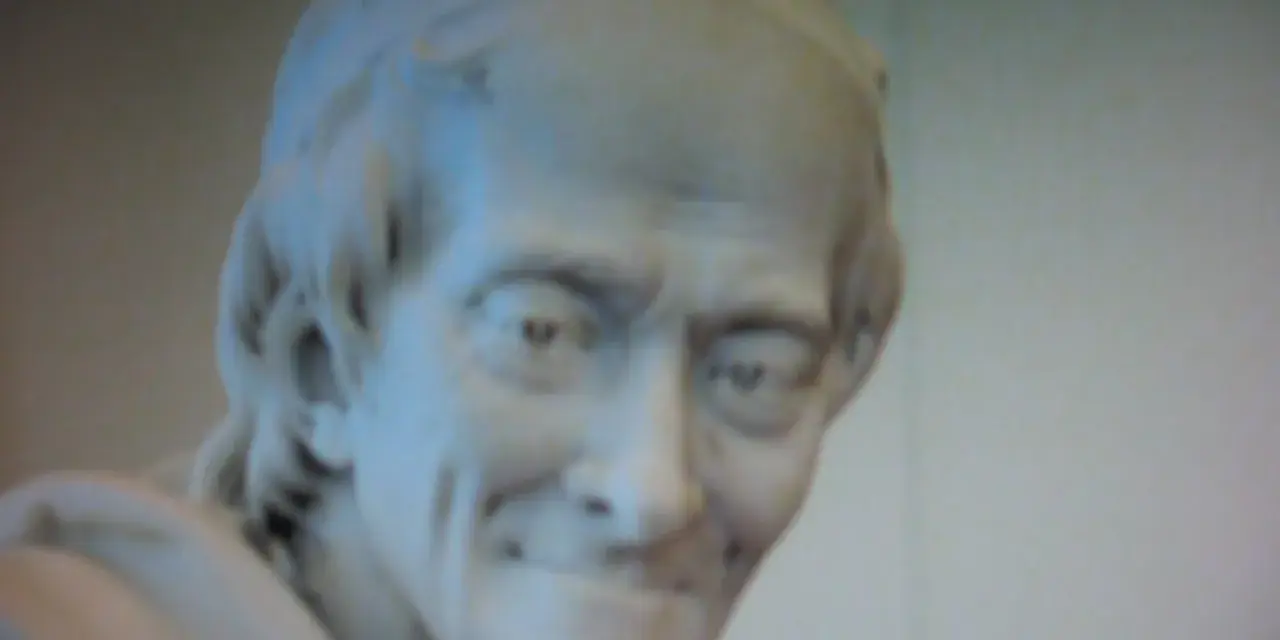 Buste en marbre d'un homme au sourire énigmatique, œuvre de Jean-Antoine Houdon.
