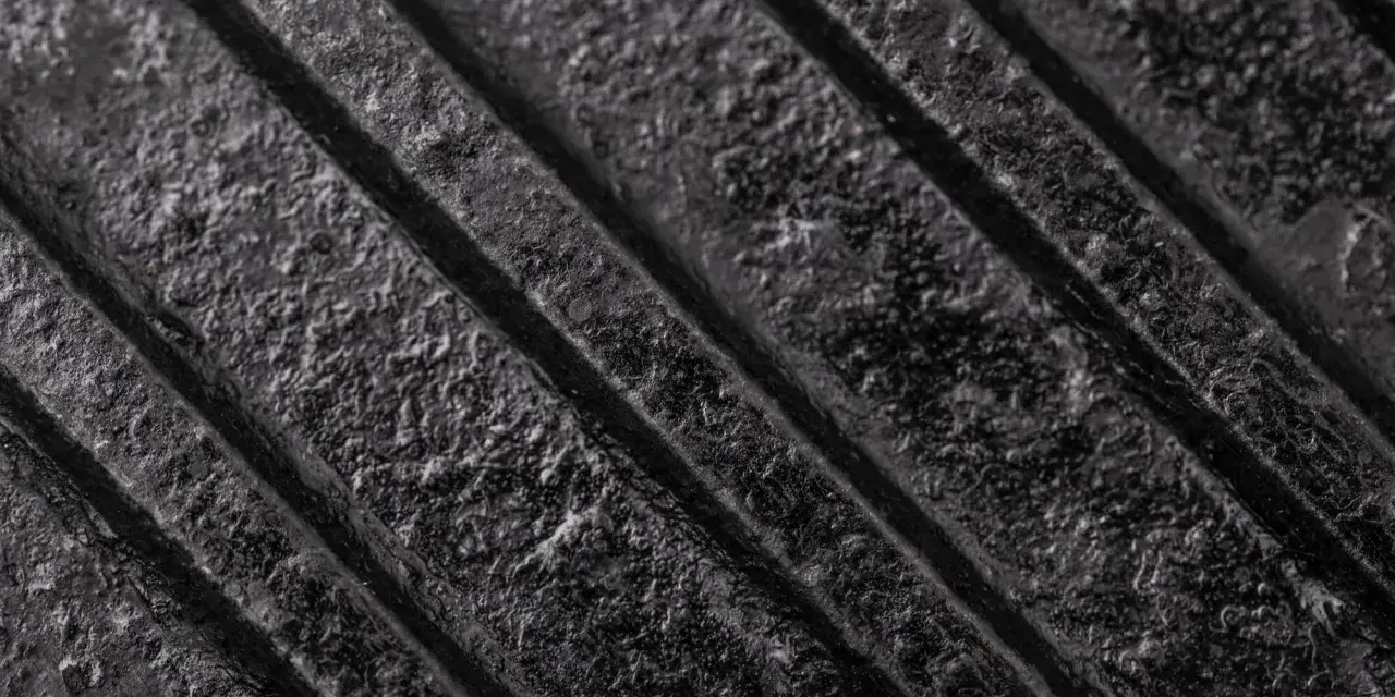 Texture dettagliata di pneumatici morbidi con scanalature profonde, che suggeriscono aderenza e comfort su strada.