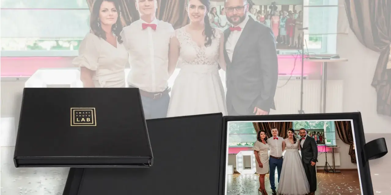 Najciekawsze atrakcje weselne zamiast fotobudki w 2026: elegancki album ze zdjęciami pary młodej i gości.