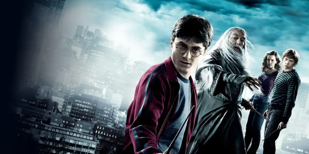Harry Potter i Książę Półkrwi: obsada - Harry, Dumbledore, Hermiona i Ron stoją na tle miasta.