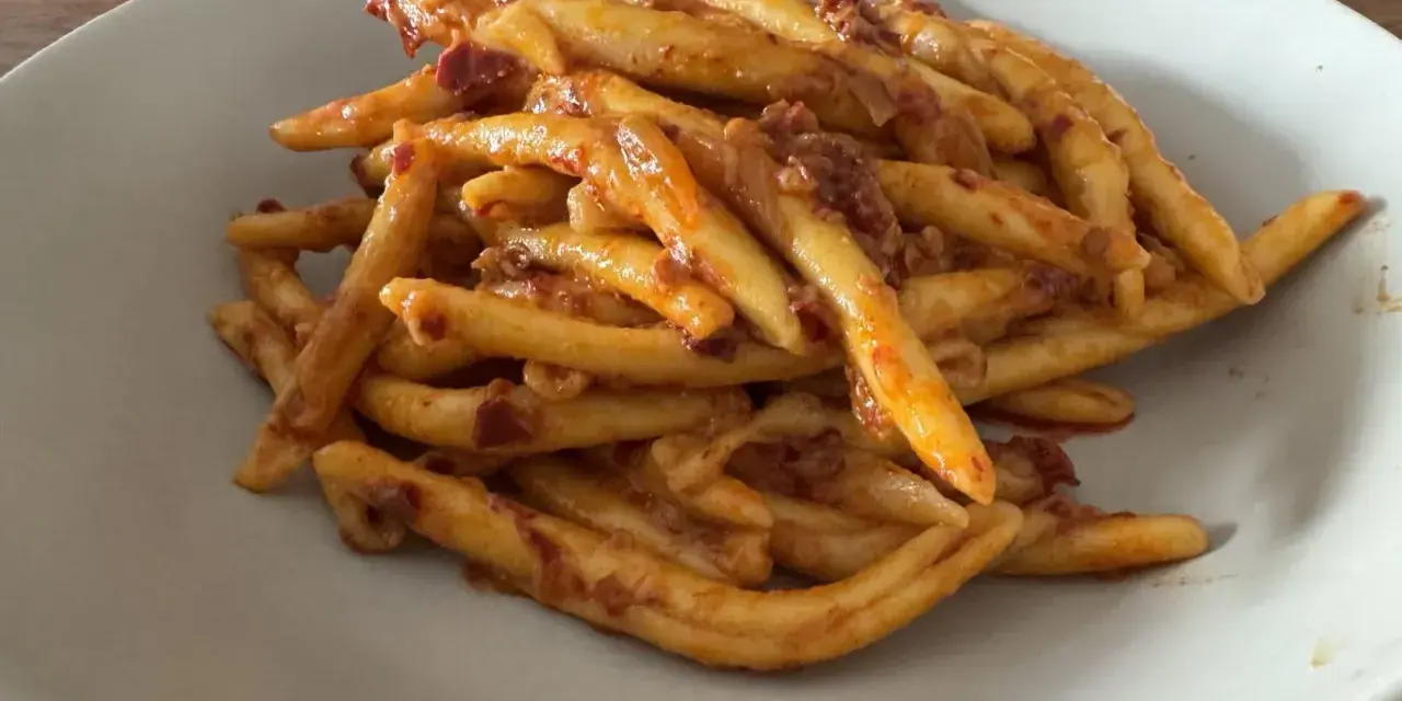 Makaron maccheroni al ferretto z sosem pomidorowym i kawałkami mięsa. Idealny na szybki obiad.