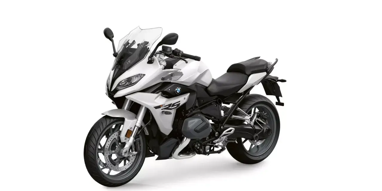 Biały motocykl sportowo-turystyczny BMW R 1250 RS z czarnym siedzeniem i przyciemnianą szybą.