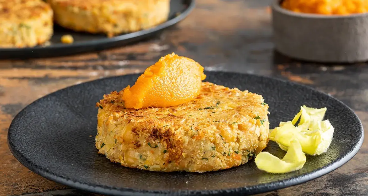 Burger di ceci in scatola, dorato e croccante, servito con purea di zucca. Un'idea gustosa per le tue ricette con i ceci in scatola.