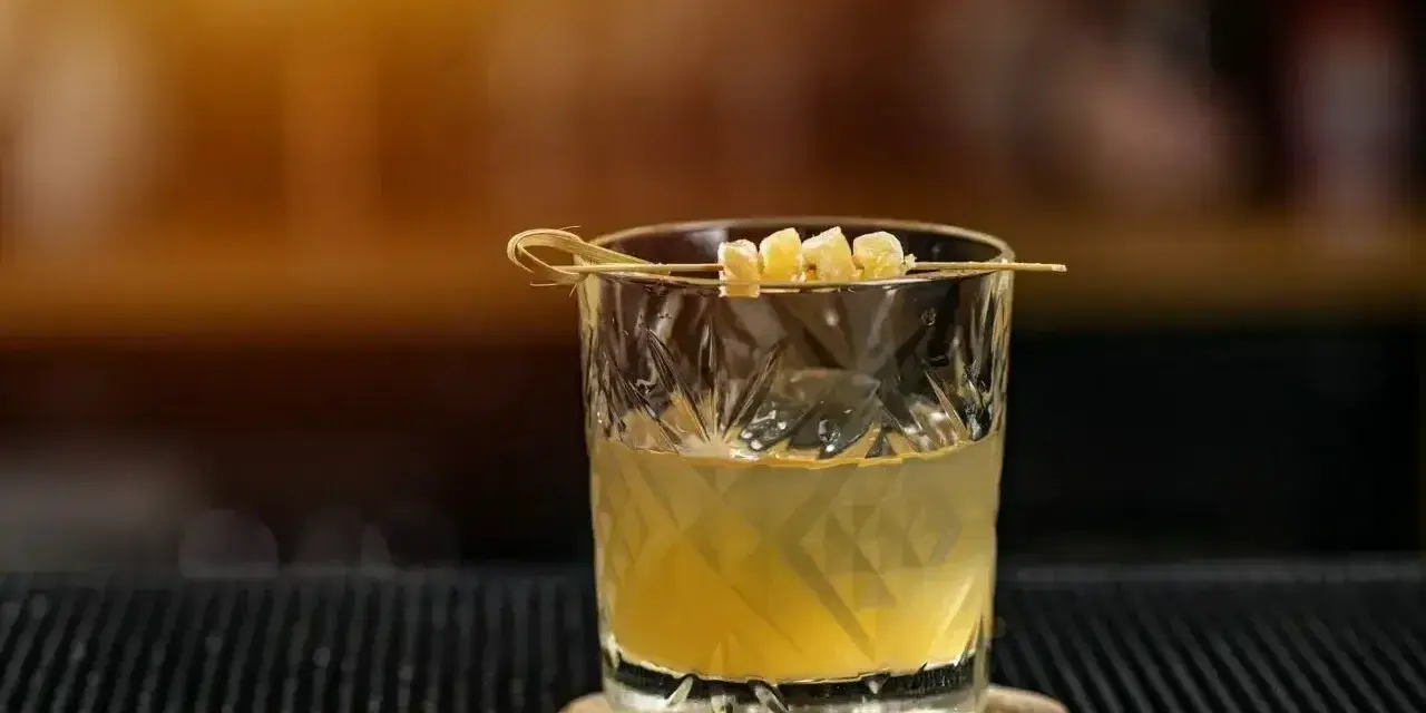 Koktajl z Ballantines Brasil, z czym pić? Orzeźwiający drink z imbirem i cytrusem, idealny na letnie wieczory.