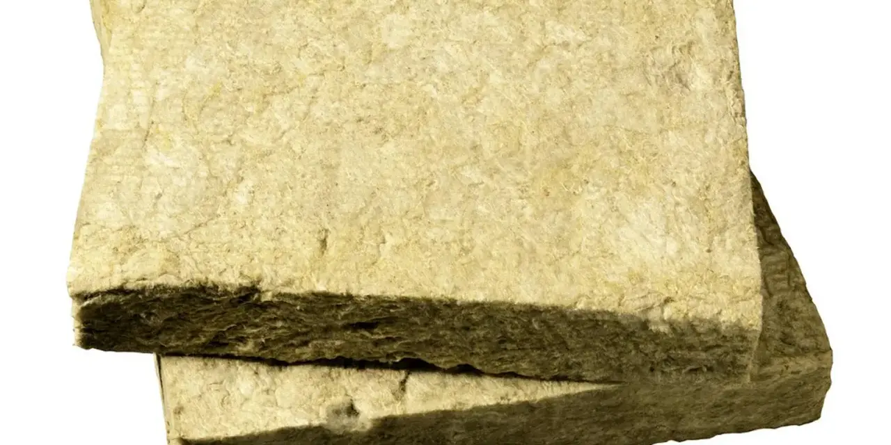 Två rektangulära skivor av isoleringsmaterial, troligen stenull eller glasull, staplade på varandra.
