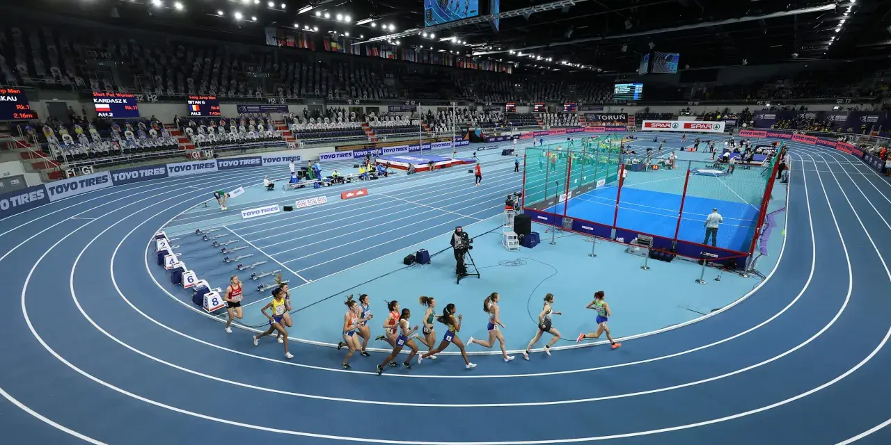 Carrera de atletismo hoy, horario de competición en pista cubierta. Atletas compiten en la pista azul.