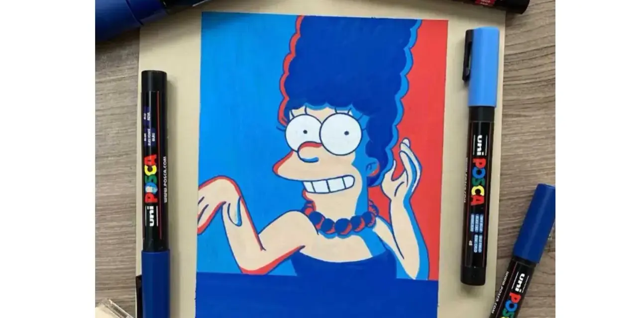 Un dessin de Marge Simpson réalisé avec des feutres Posca, entouré de plusieurs marqueurs Posca de différentes couleurs.
