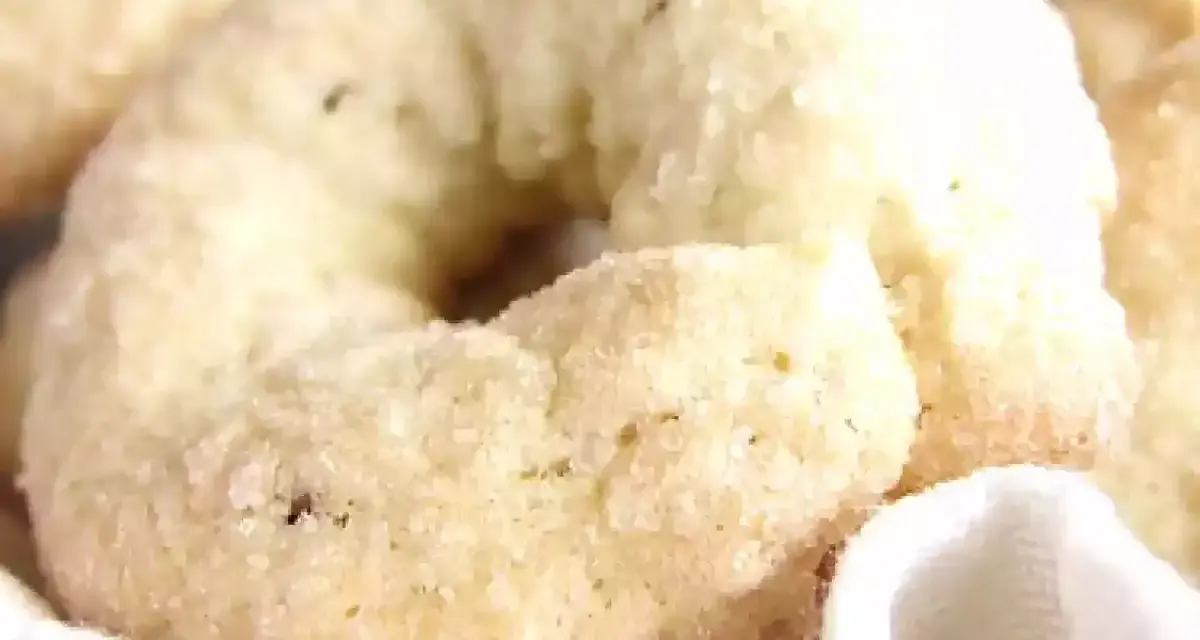 Ciambelline al vino dorate e zuccherose, perfette per accompagnare un caffè o un tè.