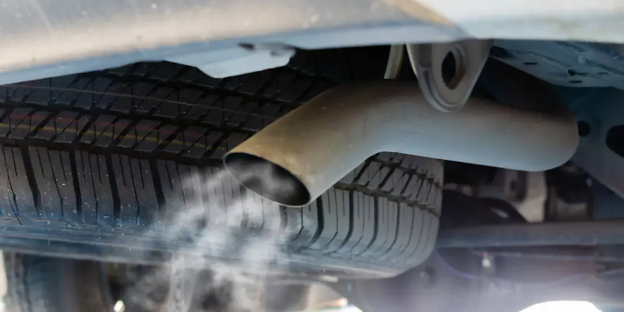 Dlaczego diesel kopci na biało? Poznaj przyczyny i rozwiązania
