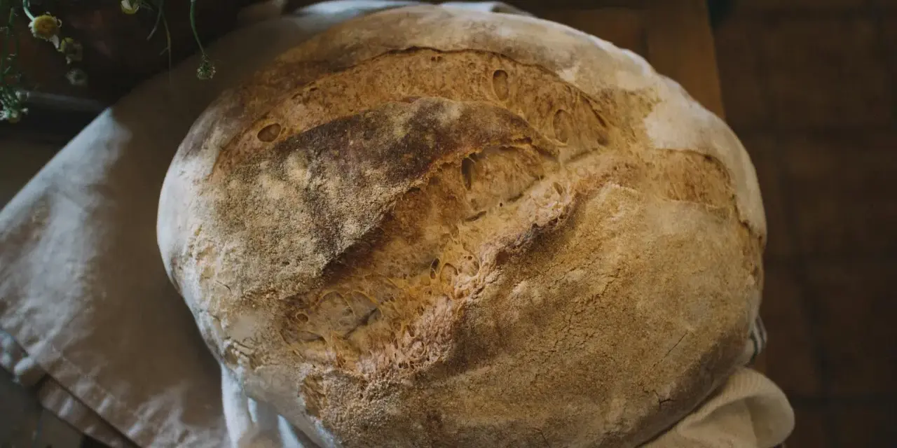 Pyszny, domowy chleb pieczony w piekarniku, z chrupiącą skórką. Idealny przepis na śniadanie.