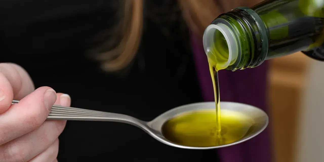 Olej lniany wylewany na łyżkę. Czy olej lniany obniża cholesterol? To pytanie nurtuje wiele osób dbających o zdrowie.