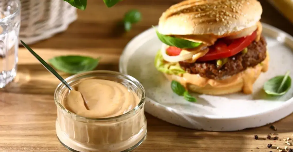 Sekretny sos do burgera: zrób go sam, smak lepszy niż w knajpie!