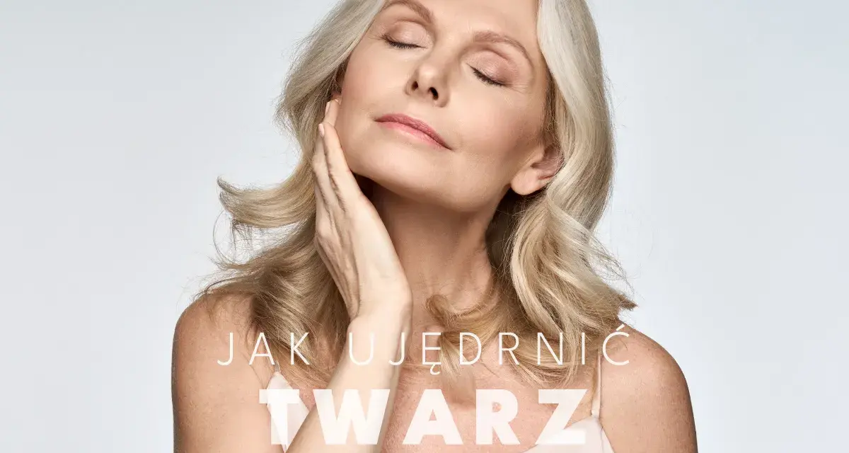 Kobieta z zamkniętymi oczami dotyka policzka, ukazując piękne stretchcare efekty. Tekst: "Jak ujędrnić twarz".