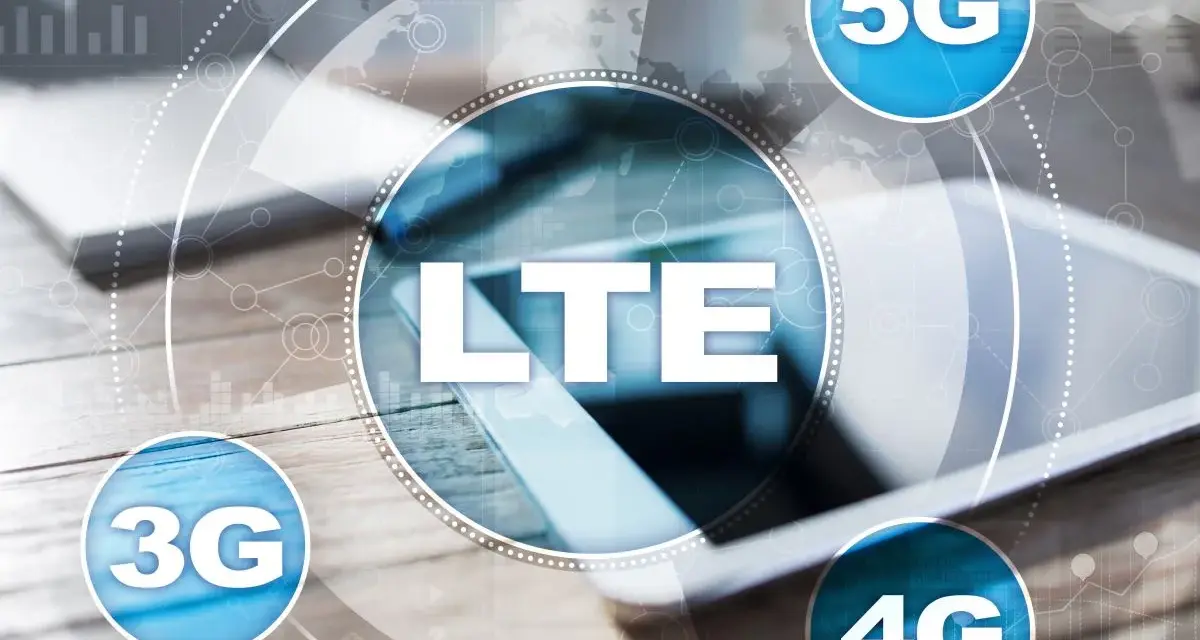 Ewolucja sieci: od 3G, przez 4G, po 5G. Widoczne ikony technologii mobilnych na tle nowoczesnego sprzętu.