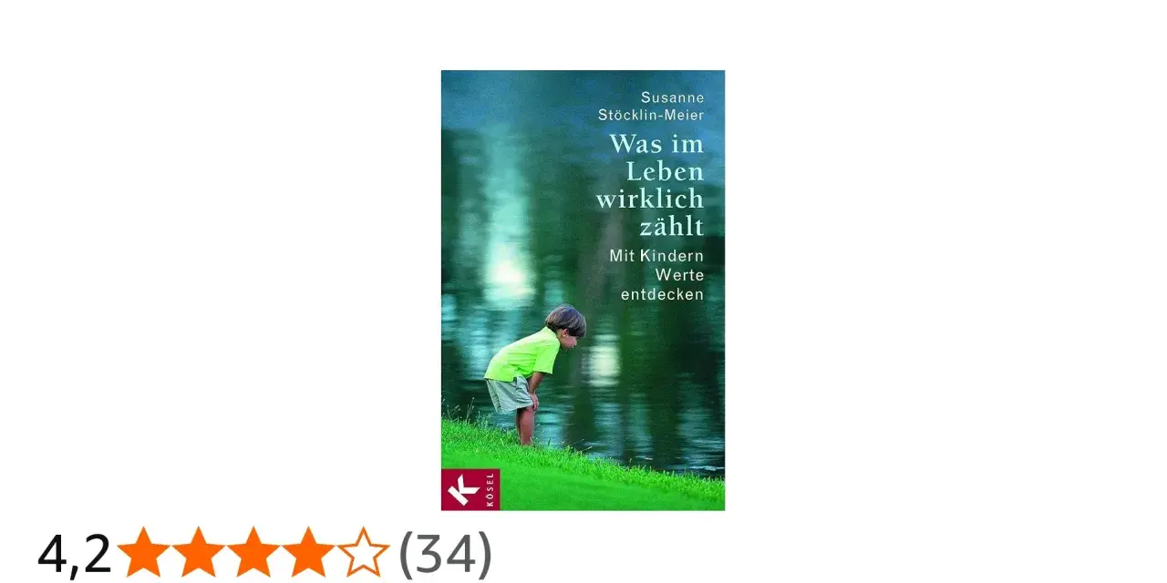 Ein Junge am Wasser, der mit Kindern Werte entdecken möchte, um ihnen eine Freude zu machen.