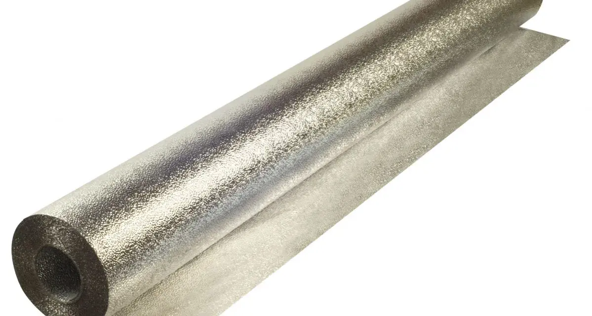 Gruba folia aluminiowa budowlana, błyszcząca, zwinięta w rolkę, gotowa do izolacji.
