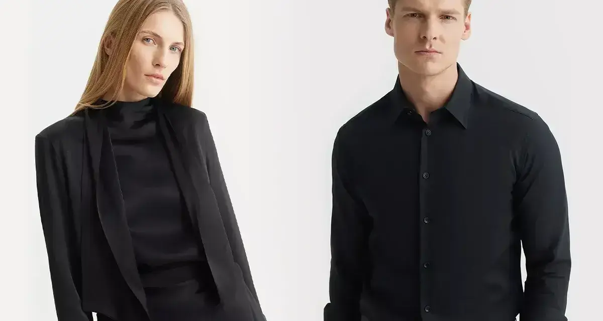 Elegancka kobieta w czarnej stylizacji i mężczyzna w czarnej koszuli. Jakie spodnie do czarnej koszuli? Klasyka zawsze w modzie.